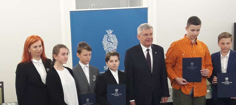 Karolina (druga od lewej) była trzecia w Wojewódzkim Konkursie Wiedzy o Senacie Rzeczypospolitej Polskiej.