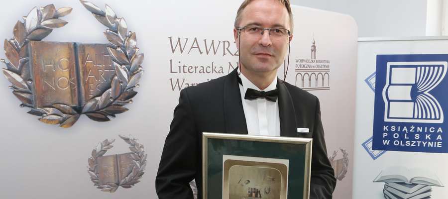 Dyrektor Witold Gagacki z nagrodą dla najlepszej biblioteki Warmii i Mazur 2016 roku.