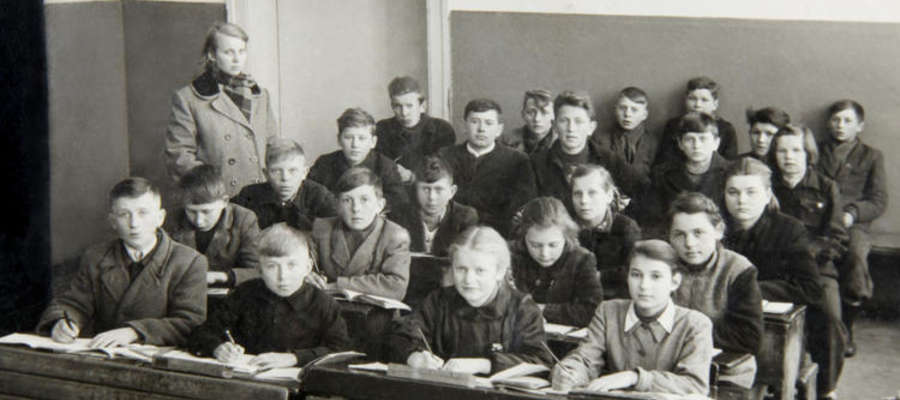 Zdjęcie klasy Edwarda Krajewskiego w Czerwonce, lata 50/60. Fela siedzi w jasnym mundurku pierwsza z prawej. Edward - w trzecim rzędzie, drugi od lewej. 
