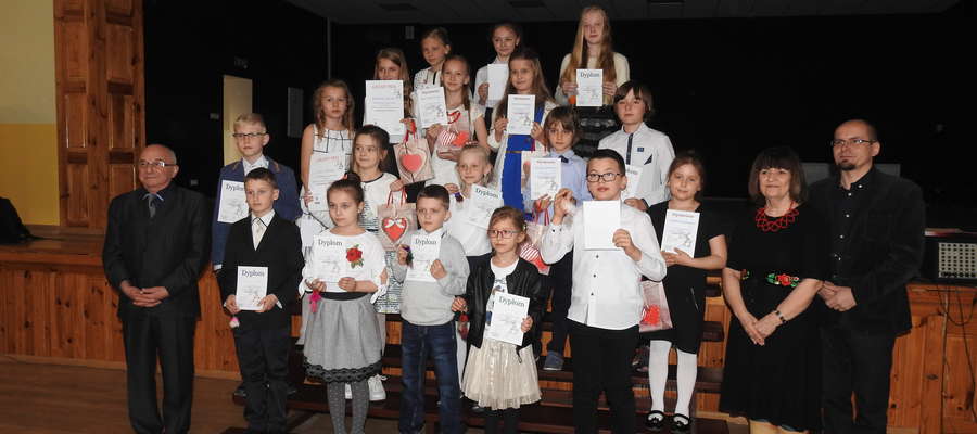 Recytatorzy ze szkół podstawowych z jury konkursu w Lubawie 