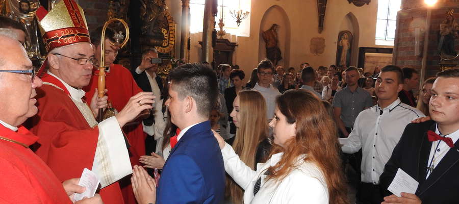 Młodzież bierzmował biskup Józef Szamocki z Torunia