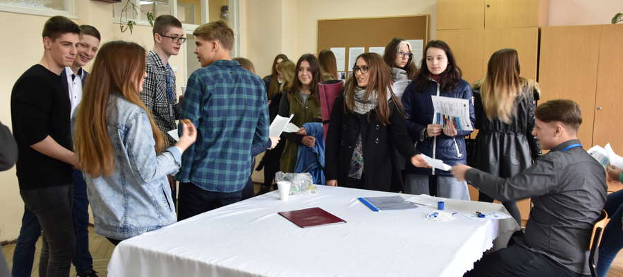 Zespół Szkół Ponadgimnazjalnych nr 2 w Bartoszycach podczas Dnia Otwartego odwiedziło około 200 gimnazjalistów.