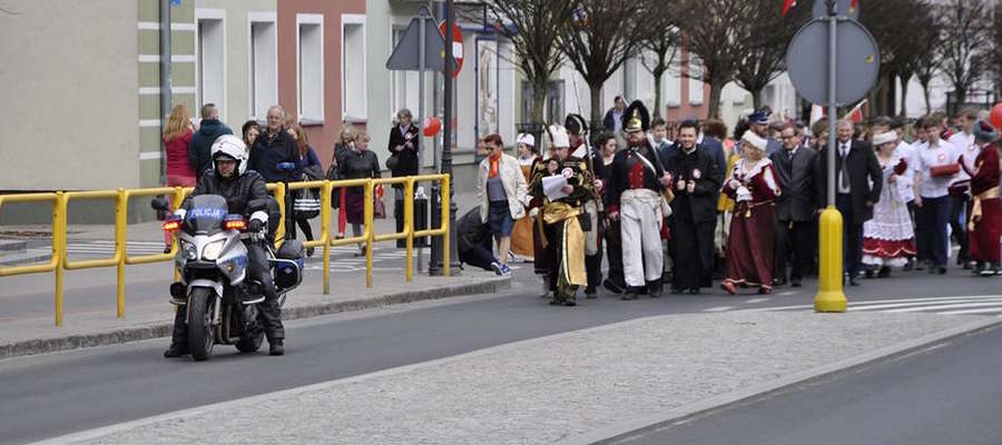 Podczas minionego weekendu w Iławie funkcjonariusze policji oraz strażacy zabezpieczali paradę historyczną ulicami miasta