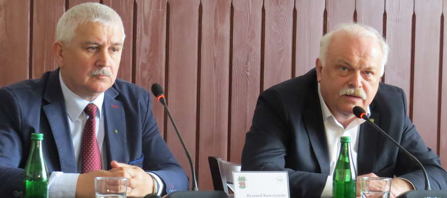 — Jeśli pan ma godność i honor proszę złożyć dymisję i mandat — apelował Krzysztof Hećman do Ryszarda Niedziółki podczas konferencji. 