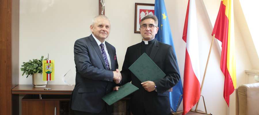 Od lewej burmistrz Pasłęka Wiesław Śniecikowski i rektor uczelni ks. prof. dr hab. Stanisław Dziekoński