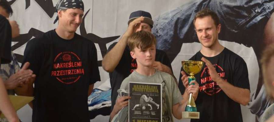 Tomek Borowski z dyplemem za 1. miejsce w kategorii Kids Battle (do 13. lat).