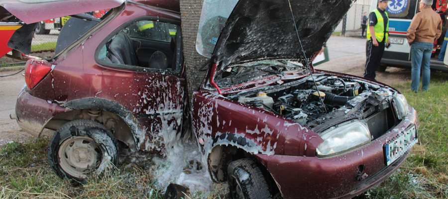 Pijany kierowca uderzył fordem w słup przy drodze w Krzewinie.