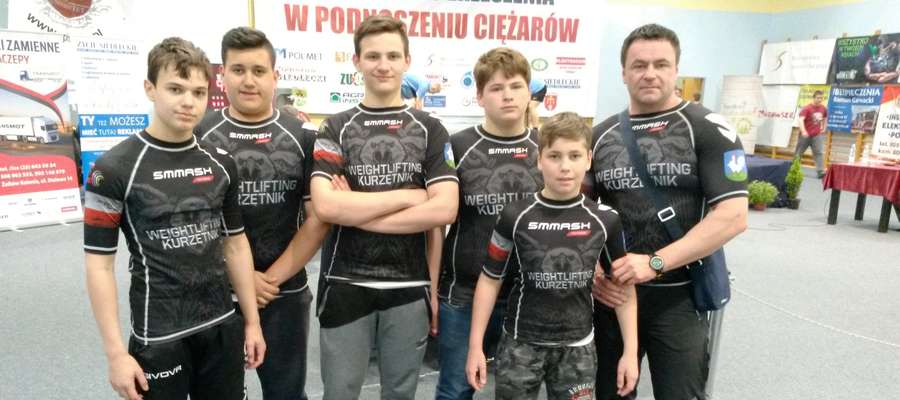Młodzi zawodnicy z Kurzętnika z trenerem w Siedlcach 