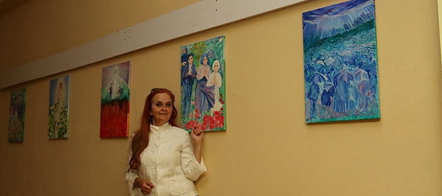 Marzena Wiśniewska i część obrazów z wystawy "Fatima - orędzie nadal aktualne"