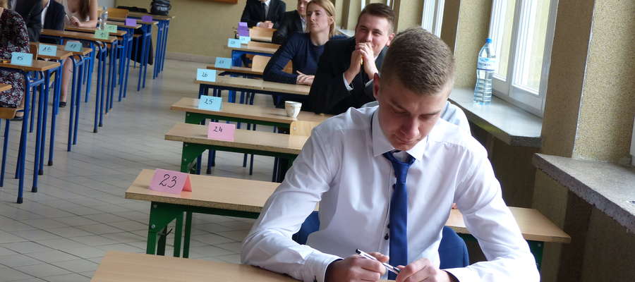 Uczniowie ZSZ w Piszu przed egzaminem z języka polskiego