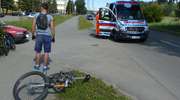 Wypadek na Żuławskiej. Kierowca opla potrącił dwóch rowerzystów [zdjęcia]