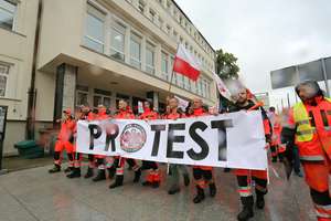 Ratownicy medyczni walczą o podwyżki. Protest w Olsztynie [ZDJĘCIA i FILM]