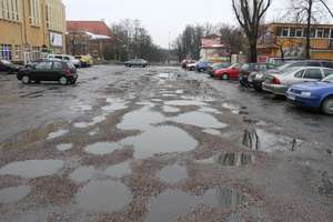 Parking w centrum Olsztyna przestanie straszyć. To koniec klepiska