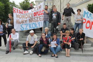 Protest rodziców w Olsztynie. Chcą odwołania dyrektor szkoły [ZDJĘCIA i FILM]