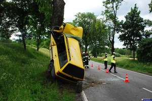 Kierowca żółtego passata zaparkował na drzewie