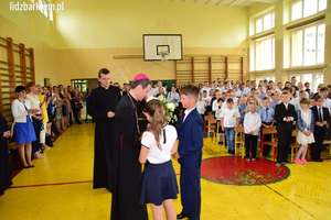 Biskup odwiedził dłutowskie szkoły. Bądź pozdrowiony Gościu nasz!