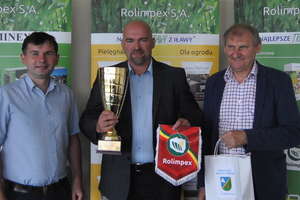 Władze gminy i klubu GKS Wikielec podziękowały sponsorowi tytularnemu, firmie Rolimpex