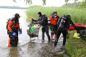 Posprzątali olsztyńskie jezioro. Wolontariusze zadbali o Skandę [ZDJĘCIA]
