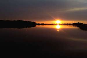 Zdjęcie Tygodnia. Jezioro w Kinkajmach o zachodzie słońca
