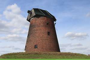 W Dniu Młynów warto zwiedzić holenderski wiatrak w Łąkorzu