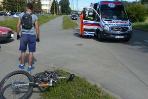 Wypadek na Żuławskiej. Kierowca opla potrącił dwóch rowerzystów [zdjęcia]