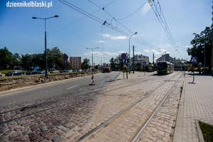 Koparka zerwała sieć trakcyjną w centrum Elbląga [zdjęcia]
