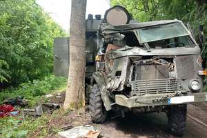 Czterech żołnierzy rannych w wypadku. Wojskowa sanitarka  uderzyła w drzewo 