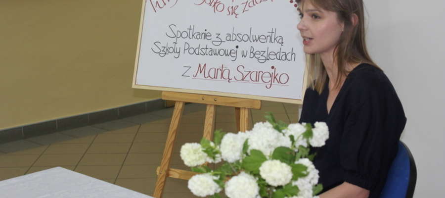 Marta Szarejko podczas spotkania z uczniami i nauczycielami w Bezledach.