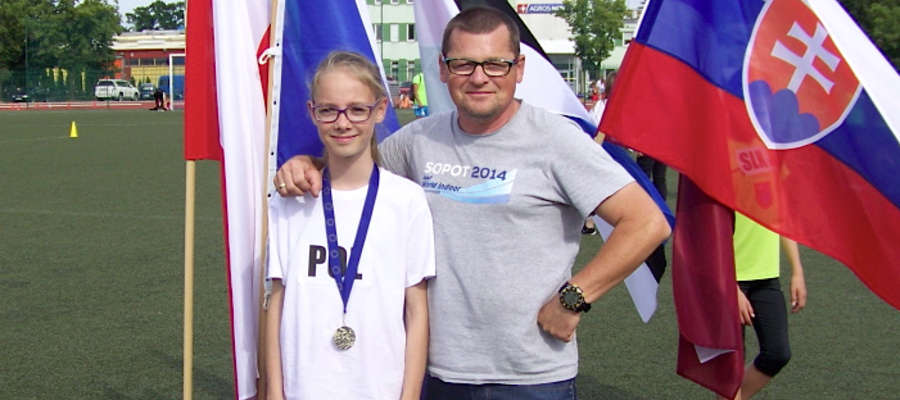 Paulina Fafińska z medalem i klubowym trenerem Markiem Tykarskim