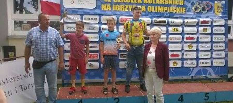 Maciej Ciżowski (w żółtej koszulce) na podium Ogólnopolskiego Wyścigu o Puchar Wójta Gminy Gruta