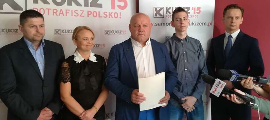 Poseł Andrzej Kobylarz w otoczeniu członków ruchu Kukiz 15