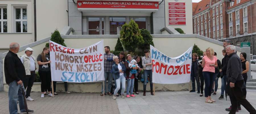 W Olsztynie protestowali rodzice dzieci uczących się w Szkole Podstawowej w Gietrzwałdzie