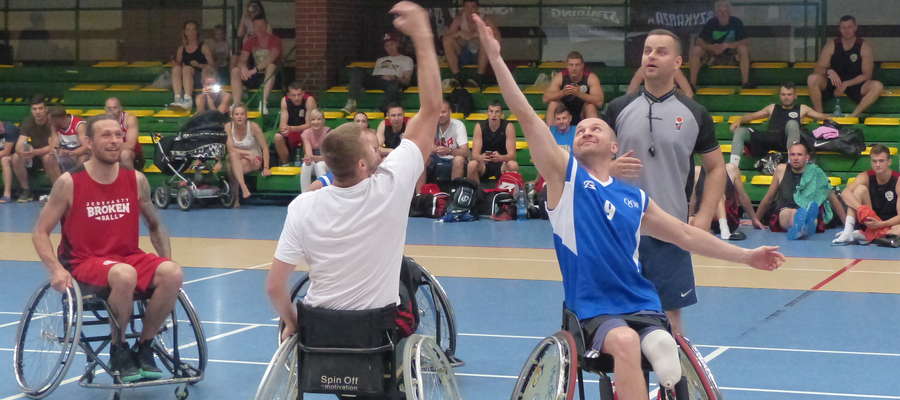 Nowinką poprzedniego turnieju był pokazowy mecz na wózkach inwalidzkich, w którym drużyna koszykarzy na wózkach z AKS OSW Olsztyn zmierzyła się z Dream Teamem Broken Ball vol. 11