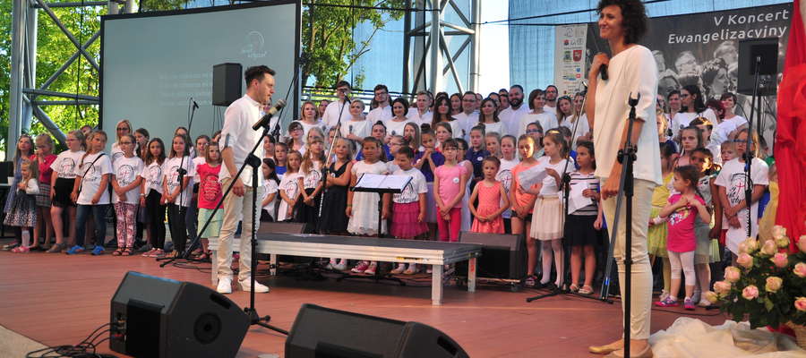 Koncert ewangelizacyjny w Ostródzie angażuje muzycznie dzieci, młodzież i dorosłych. Na scenie uczestnicy warsztatów razem z zespołem Gospel Rain 