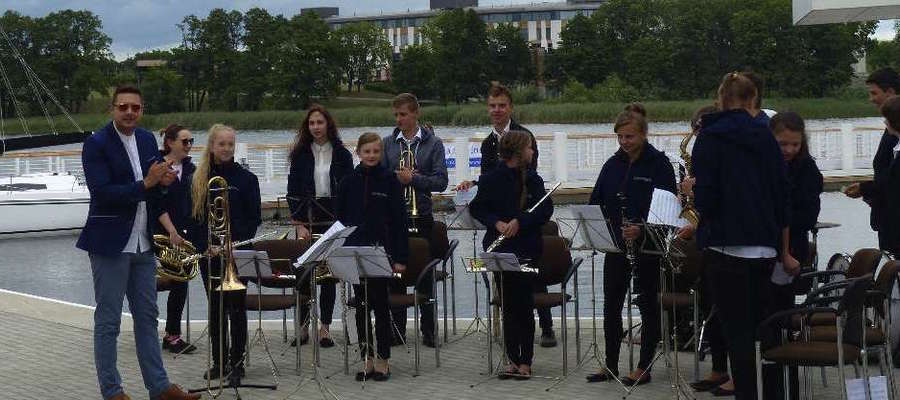 Młodzieżowa Orkiestra Dęta z Iławy grała już koncert w porcie latem ubiegłego roku