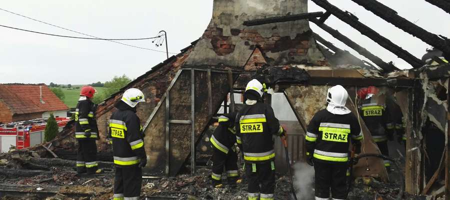 Ze spalonego domu ewakuowano 16 osób