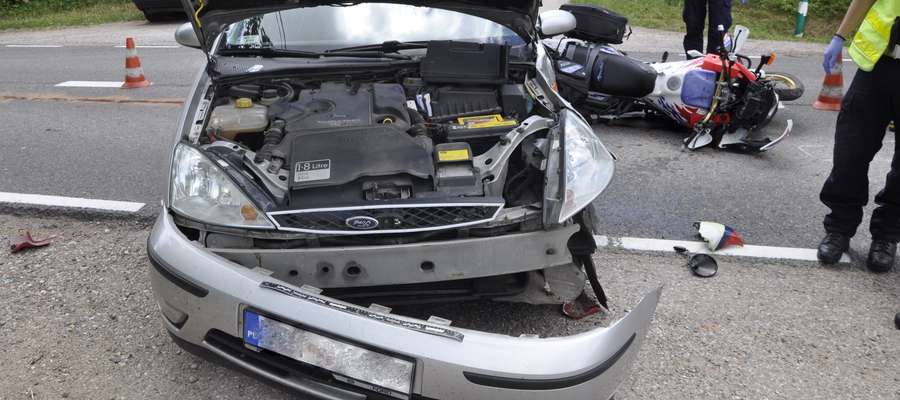 Na trasie Biała Piska - Kożuchy samochód osobowy marki Ford Focus zderzył się z motocyklem