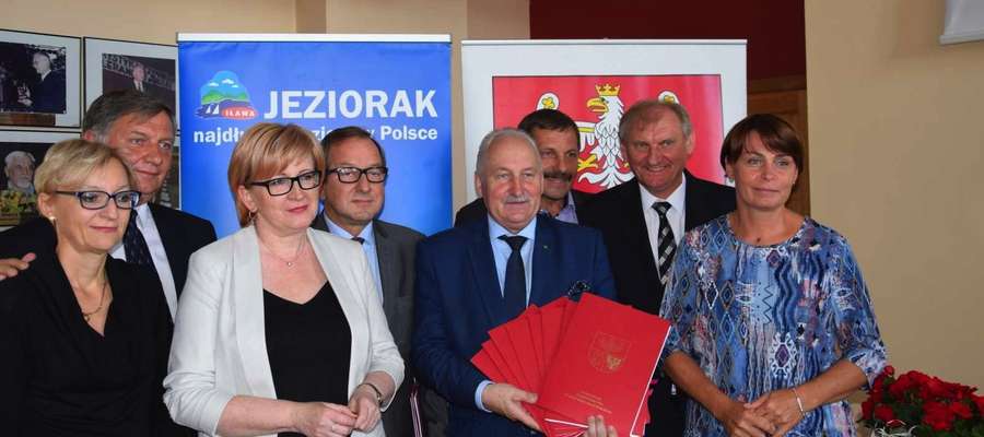 W spotkaniu uczestniczyli włodarze powiatu iławskiego, gminy wiejskiej Iława oraz gminy miejskiej Iława, którzy podpisali umowy o dofinansowanie dla swoich jednostek