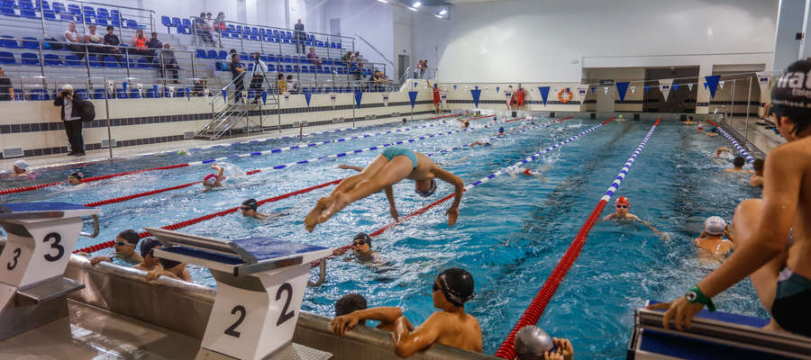 Zawody pływackie dla uczniów zostały rozegrane podczas uroczystości otwarcia pływalni przy ul. Robotniczej