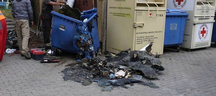 Miejsce po pożarze kontenerów na śmieci