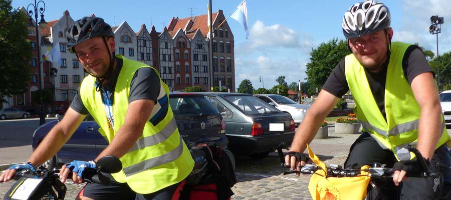 Daniel Klupa i Paweł Kokoszka, jadą na rowerach dookoła Polski. Jednym z przystanków był Elbląg
