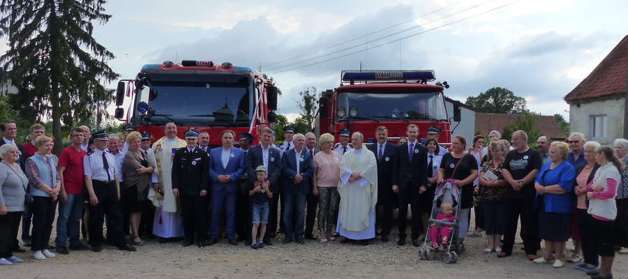 W uroczystym poświęceniu wozów strażackich uczestniczyli, oprócz władz oficjalnych, prawie wszyscy mieszkańcy Łyny