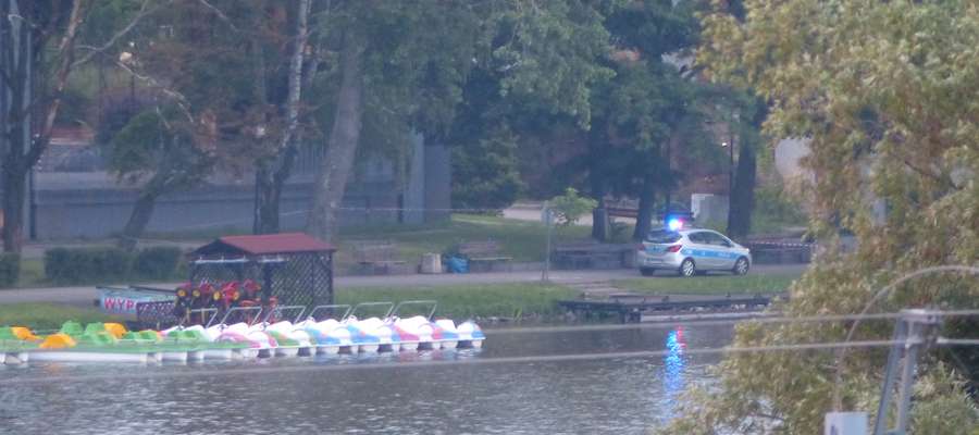 Policjanci, do czasu przybycia saperów z Lidzbarka Warmińskiego zabezpieczali znalezisko na brzegu jeziora w centrum miasta