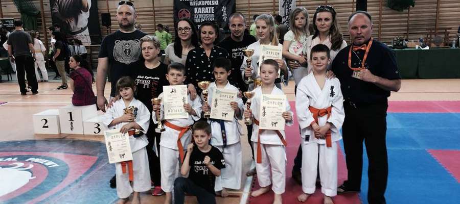 Ekipa iławskich karateków z rodzicami i trenerem Tomaszem Gąską