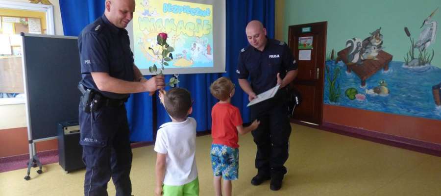 Dzieci podziękowały policjantom za przybycie do przedszkola 
