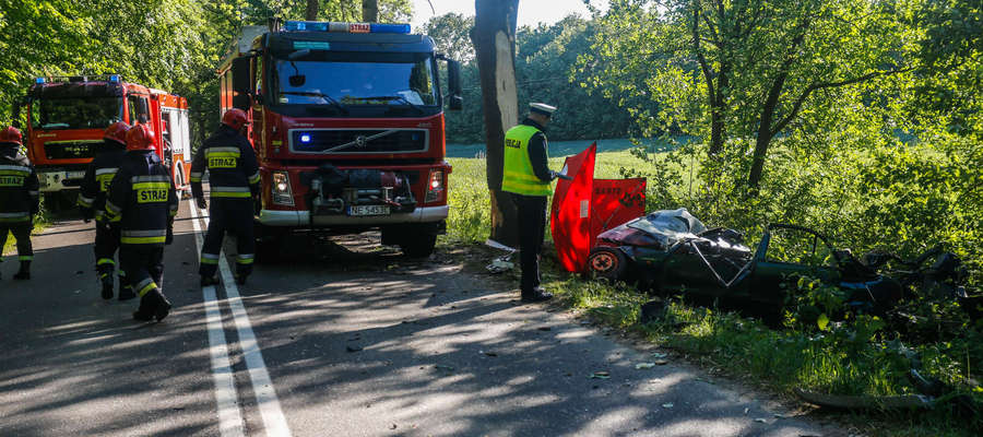 W piątek (02.06) do poważnego wypadku doszło w Krasnym Lesie. Uciekający przed policją 28-latek stracił panowanie nad autem, uderzył drzewo i wpadł do rowu. Na miejscu zginął jego pasażer