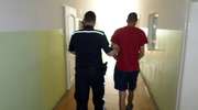 Policjanci zatrzymali mężczyzn, którzy rozbili butelkę na głowie przechodnia