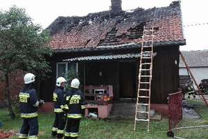 Strażacy gasili płonący dom w Janowie. W środku przebywało 5 osób