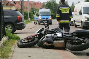 Motocykl zderzył się z osobówką w Olsztynie. Motocyklista w szpitalu [ZDJĘCIA]