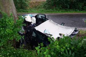 21-letni kierowca volkswagena uderzył w drzewo. Młody mężczyzna zginął na miejscu